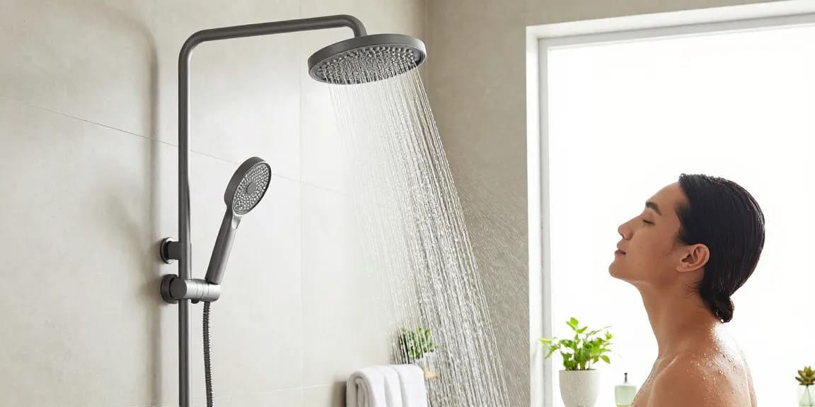 Stijlvolle wandmontage douchekop uit muur in moderne badkamer met serene douche-ervaring.