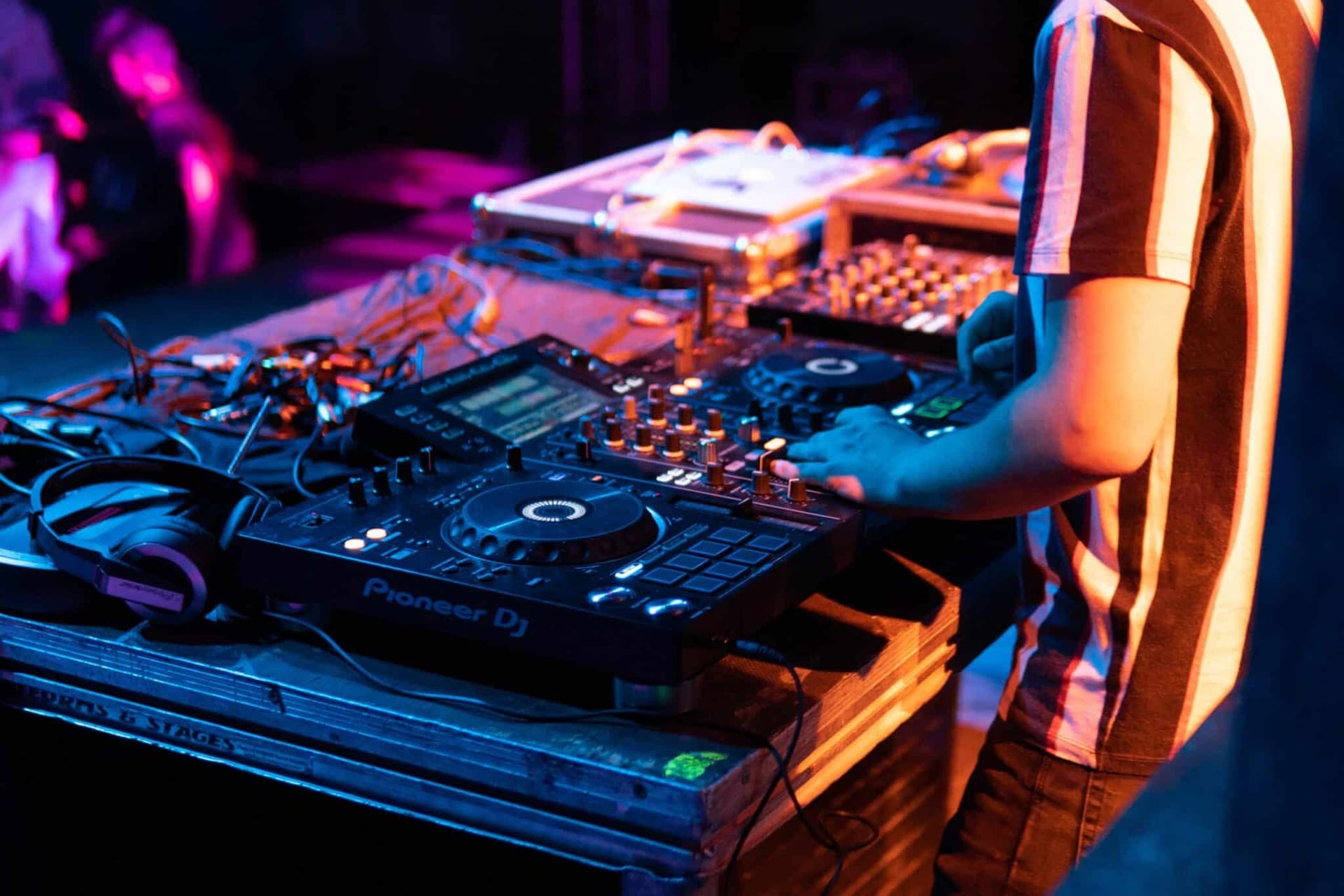 Vom ersten Tanz bis zum letzten Aufruf: Die Rolle eines Hochzeits-DJs