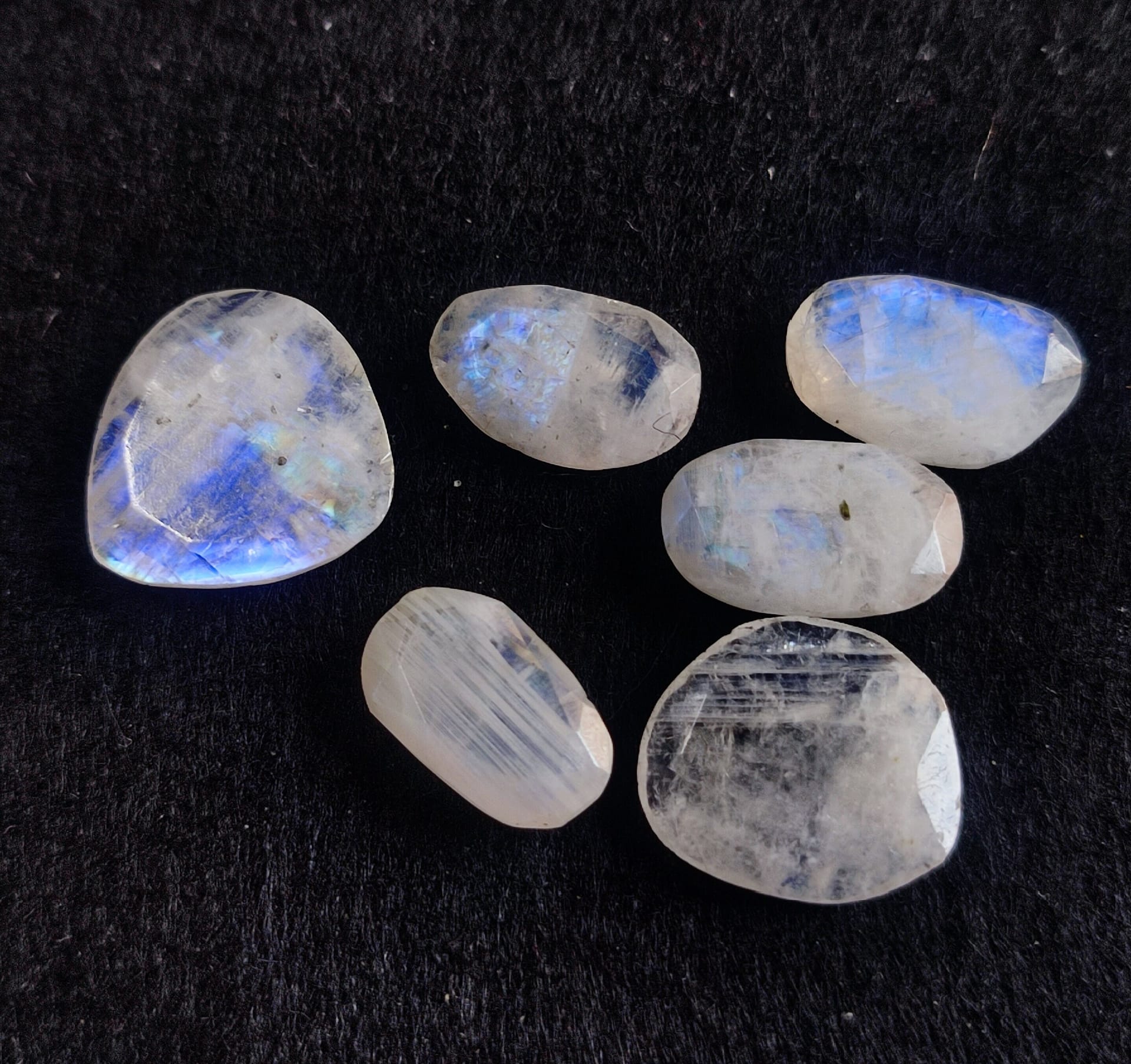 Entdecke weibliche Energie mit mondstein bei CrystalScents