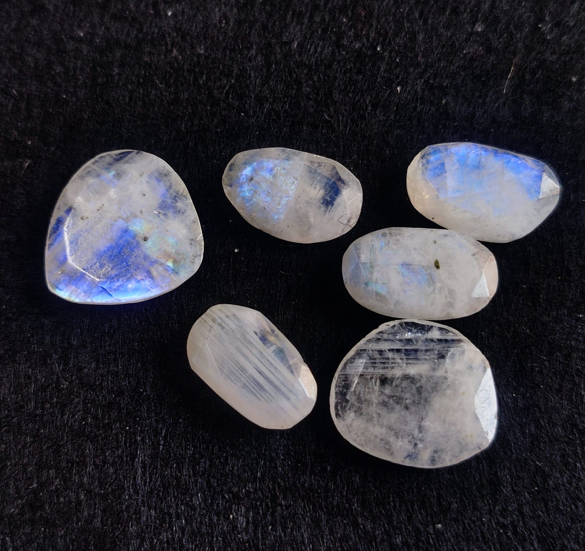Entdecke weibliche Energie mit mondstein bei CrystalScents