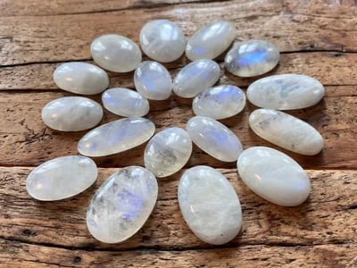 Entdecke weibliche Energie mit mondstein bei CrystalScents