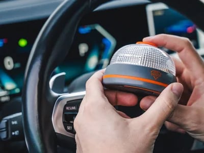 Warnleuchte V16: Modernes Notlicht für mehr Schutz auf Autobahnen