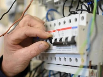 DGUV V3 Prüfung: Wie die UVV Prüfung hilft, Risiken in Ihrer elektrischen Infrastruktur zu minimieren