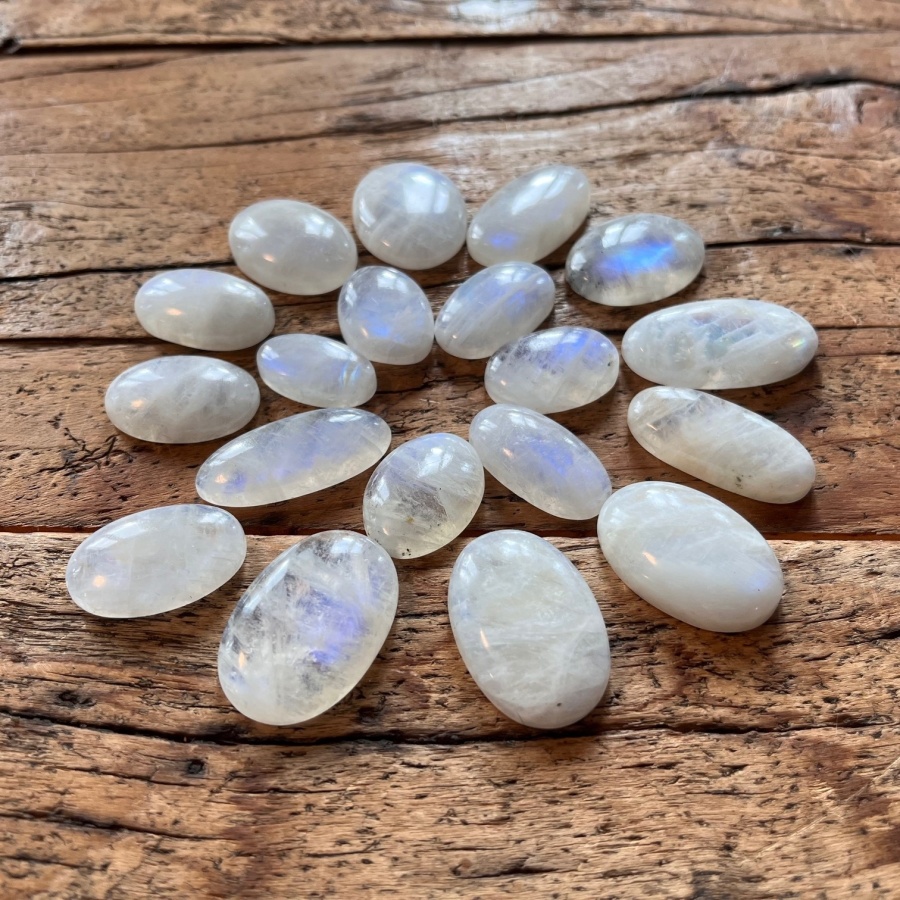 Entdecke weibliche Energie mit mondstein bei CrystalScents