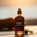 CBD Öl in einem eleganten Glasbehälter auf Holz, ideal für natürliche Heilmittel.
