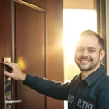Schlüsseldienst rastatt öffnet beschädigungsfrei eine Tür mit professionellem Werkzeug.